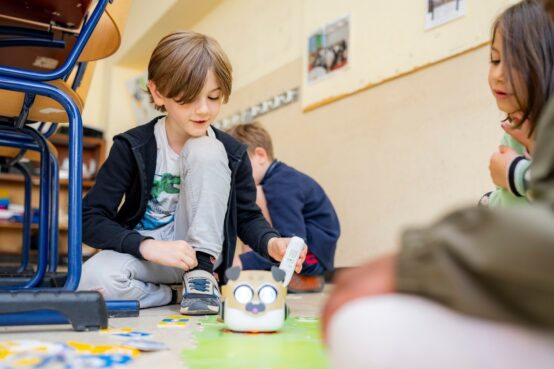 Lire la suite à propos de l’article Robotique, activités débranchées et programmation au service des mathématiques pour les 5-8 ans